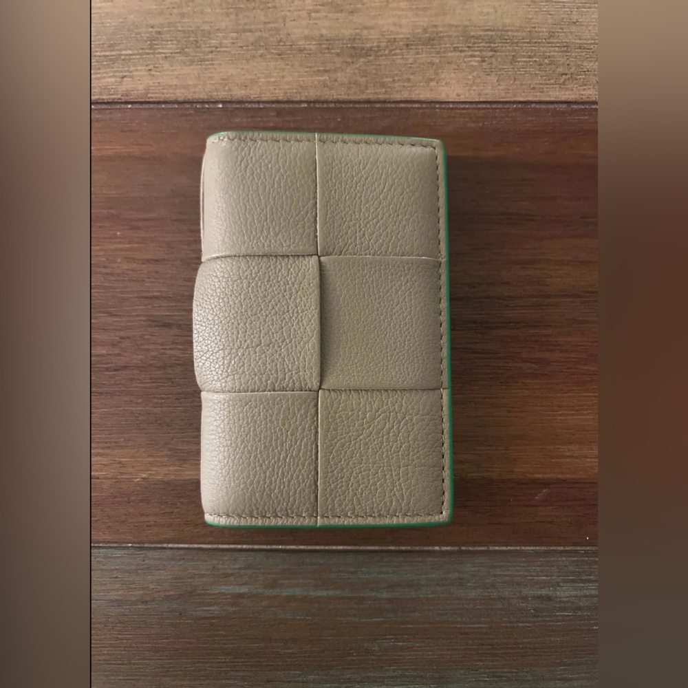 Bottega Veneta Flap Card Holder in Taupe, like new - Picture 5 of 6